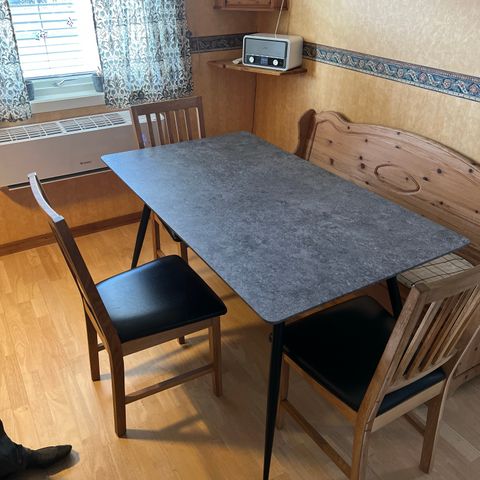 Kjøkkenbord m/stoler