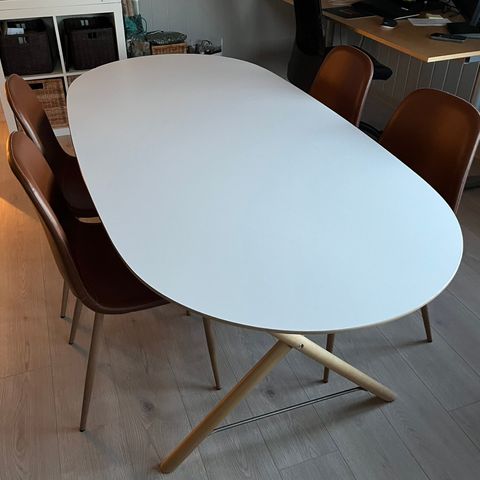 Spisebord fra IKEA med stoler fra Jysk