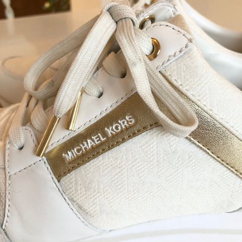 Michael Kors hvite sneakers med gulldetaljer (40)