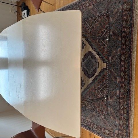 Spisebord hvitt lengde 170 cm bredde 1 m + illeggsplate 50 cm
