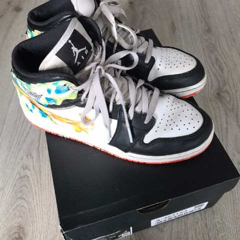 Air Jordan 1 MID SE (GS) sko str 40