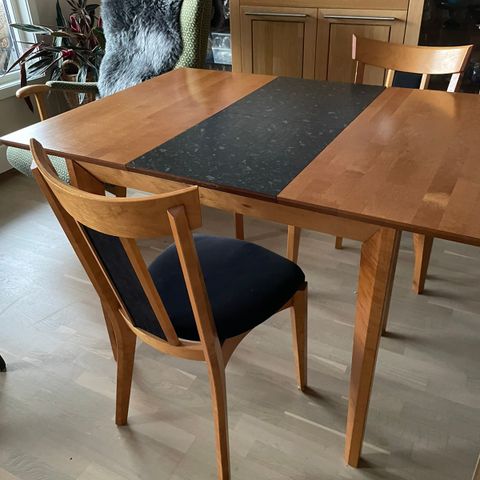 kjøkkenbord og to stoler