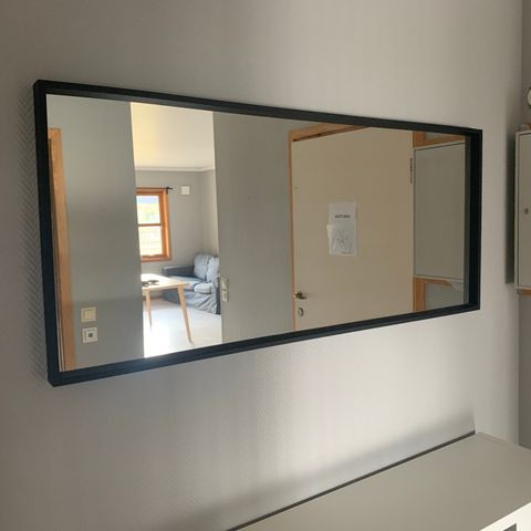 Speil med sort ramme