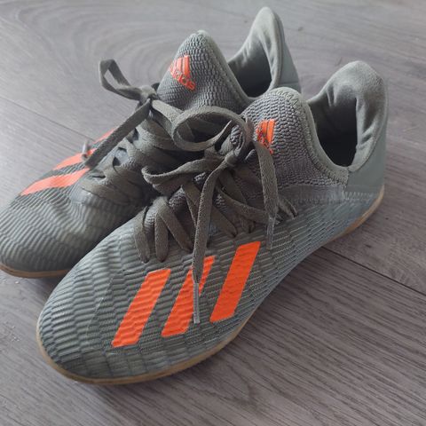 Adidas Fotballsko str. 34