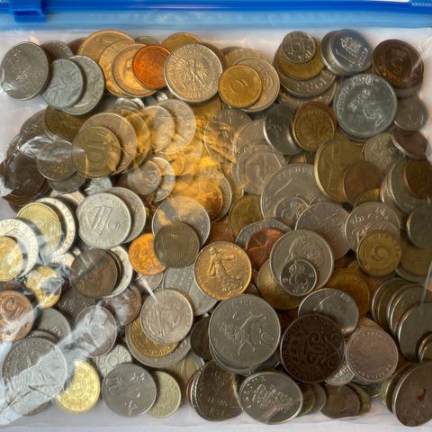 1350 gram utenlandske mynter og 16 sedler