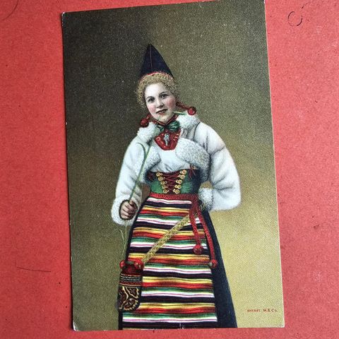 Norsk Postkort fra 1905 "Jente i Bunad"