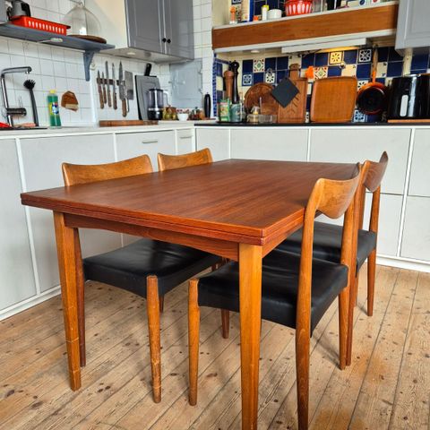 Teak spisebord med hollandsk uttrekk. Retro - Vintage - Mid Century Modern!