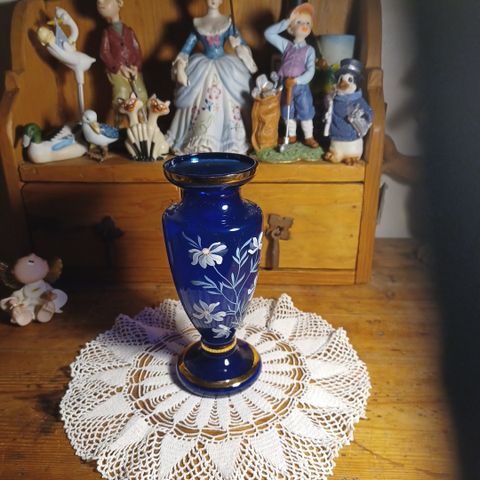 Håndmalt vase, blått glass.