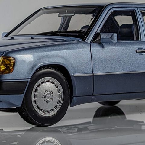 Mercedes-Benz 230E - W124 - Lys blå metallic - Norev - skala 1:18
