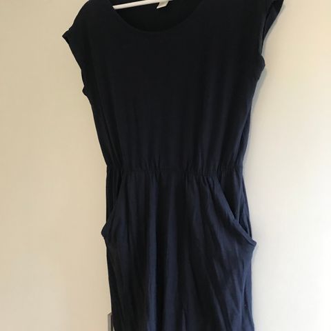 Myk og behagelig mørkeblå kjole