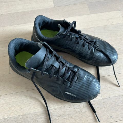 Nike fotballsko grus str 4/36