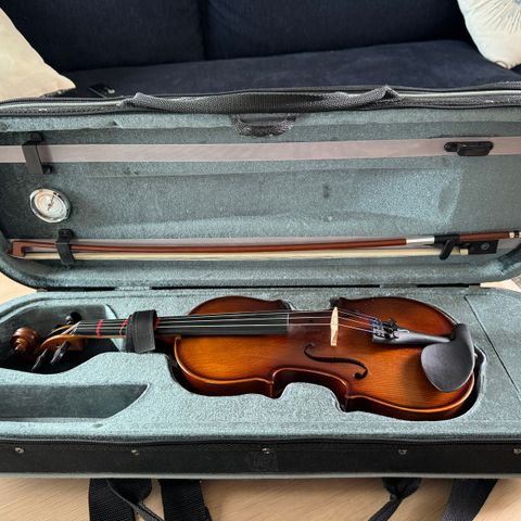 Violin  1/2 størrelse pent brukt med case