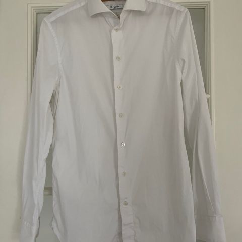 Hvit skjorte str 38 (S) selges - Frislid - Perfekt til konfirmasjon
