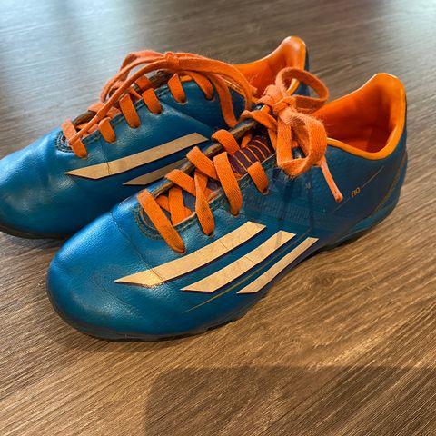 Adidas fotballsko str 30