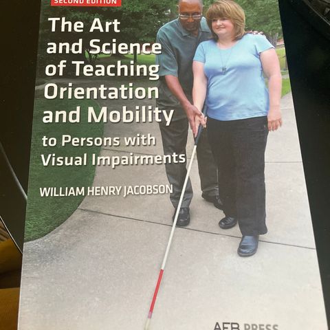bok  «The  art and sciencefictionserie of teaching Orientation and Mobility”