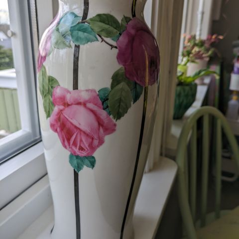 Gammel høy og flott håndmalt porselensvase med roser, vase, signert, selges