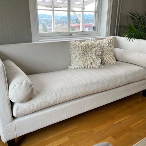 Stor moderne sofa, 2,26 m lang. Lite brukt. God kvalitet
