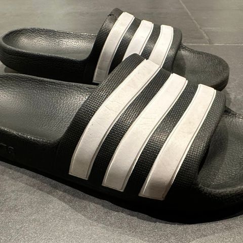 Adidas slippers selges rimelig
