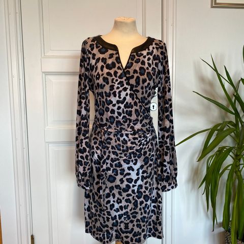 Tøff leopardmønstret kjole fra Hale Bob. Str M.