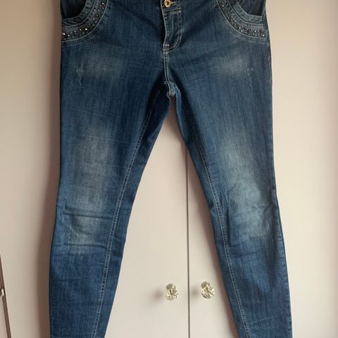 Tøff jeans m/bling på lommene