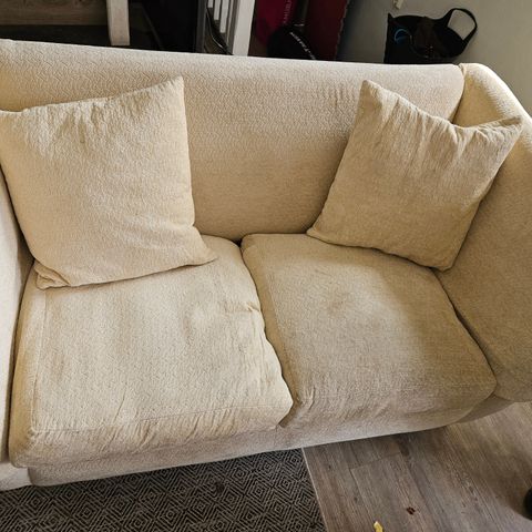 Kremhvit god sofa