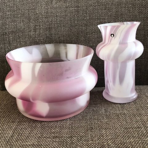 Bolle og liten vase i fineste rosa og hvitt