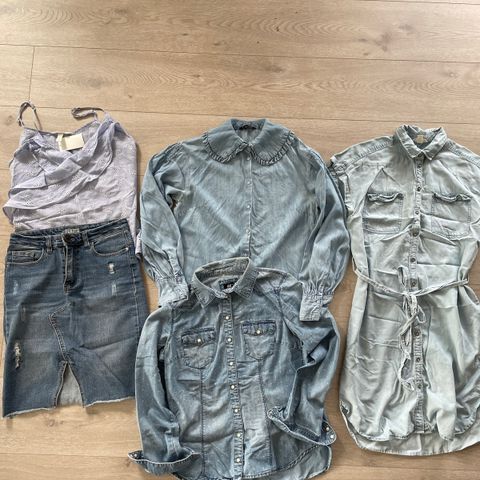 Delikat sommer klespakke i denim. Str.36/38. Kr.450,-