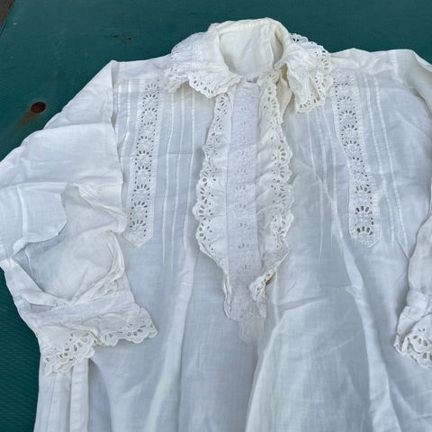 130 år gammel lang nattkjole  med engelsk søm og biser selges