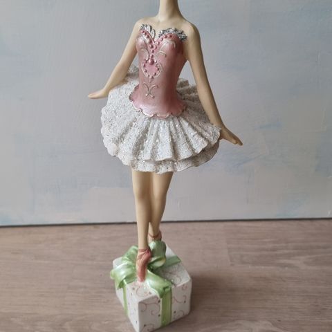Ballerina / Ballettdanser statue