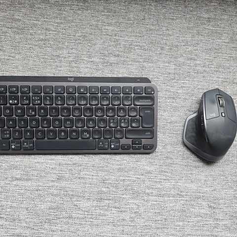 Logitech MX mini keyboard + Logitech MX Master 2S Mouse (ny pris 2098 nok)