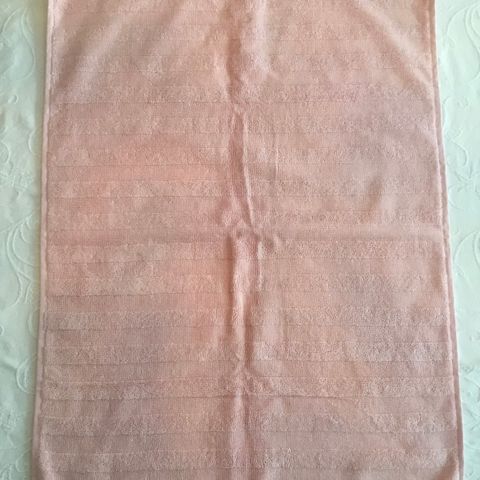 Nytt rosa håndkle. 50x70 cm.