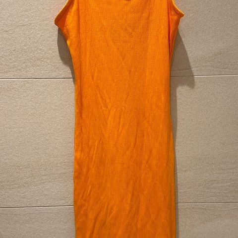Lekker orange kjole fra BikBok - Ubrukt