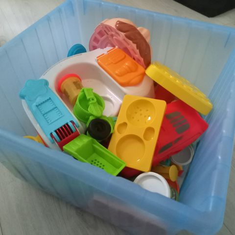 Stor kasse med Play-Doh/plastelina tilbehør.