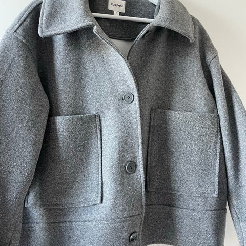 Cropped jakke fra Kappahl (strl. L)