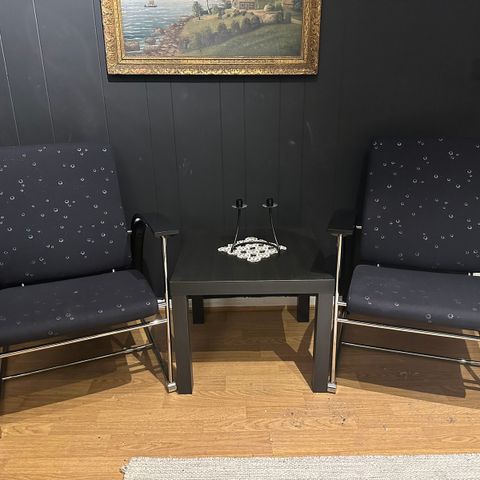 Møbler 2 Svarte stoler og svart IKEA bord