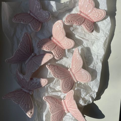 8 stk Rosa dekor sommerfugler i keramikk, 20kr stk