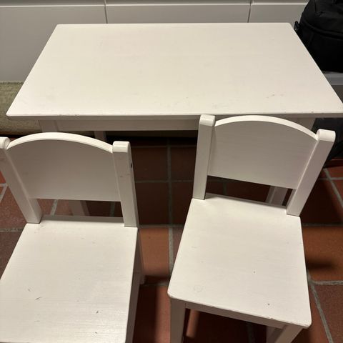 IKEA Sundvik barnebord og 2 stoler