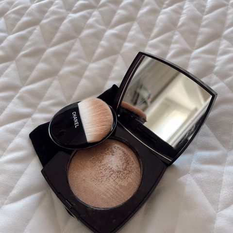 Chanel poudre lumiere (ivory gold) - highlighter