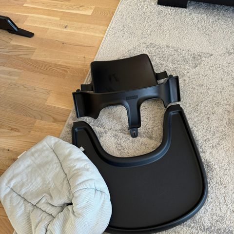 Stokke babyseat, brett og pute selges samlet