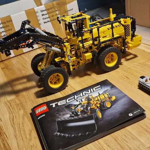 Lego Technic 42030 VOLVO L350F