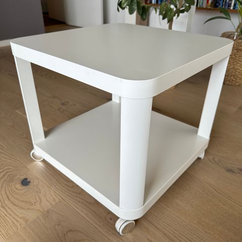 Ikea Tingby hvitt bord på hjul