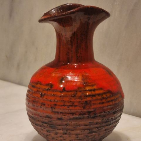 Rød rakubrent vase