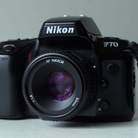 Nikon F70 35mm Speilreflekskamera med 50mm F1.8 Objektiv