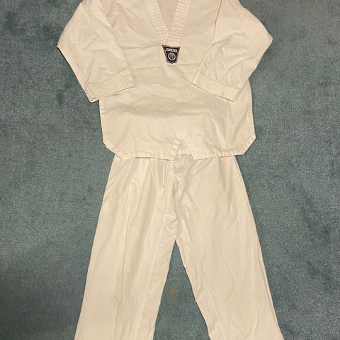 Pent brukt Taekwondo klær selges til 180kr
