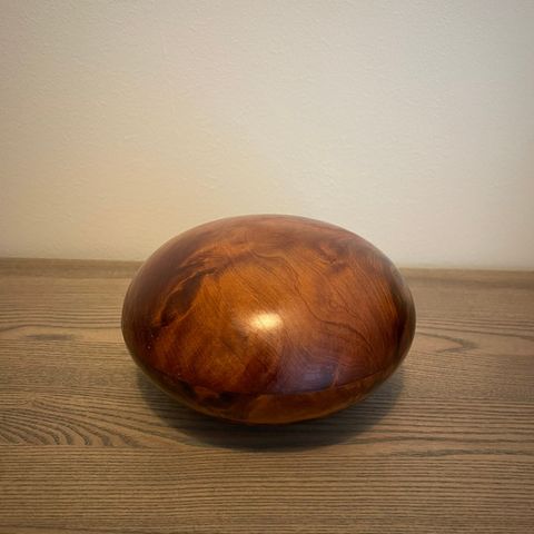 Round wooden decorative box