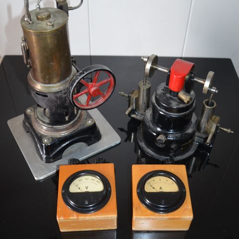 To eldre dampmaskiner og amperemeter + voltmeter