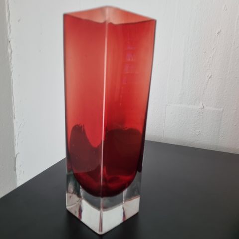 Håndblåst kunstglassvase fra syttitallet