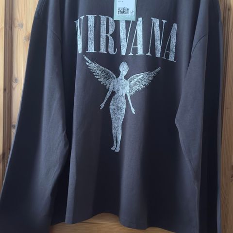 HELT NY  LETT GRÅ TOPP MED "NIRVANA" TRYKK FORAN I 100% BOMULL, STR. 48