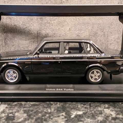 Volvo 244 Turbo - 1981 - Sort lakk - DNA Collectibles - Limited Edition - 1:18