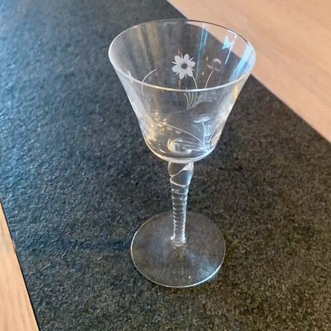 Antikke vinglass i krystall med blomster gravering